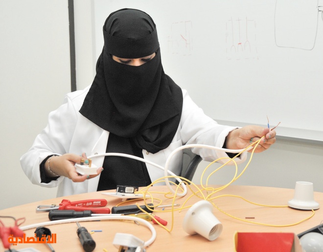 بعد تدريبهن  .. 33 سعودية يعملن
في تقنية الكهرباء