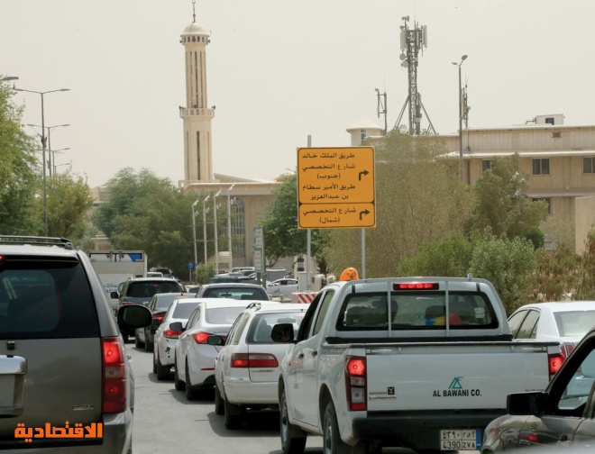 الرياض: تحويلات تسبب اختناقات وتكدس سيارات .. وسط اجتهادات عشوائية من «المرور»