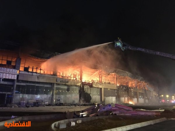 مدني جازان يسيطر على حريق اندلع في مبنى تجاري نتج عنه إصابة يمني