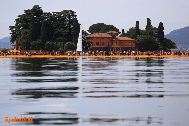 فنان ينشئ رصيفا عائما في بحيرة ايطالية