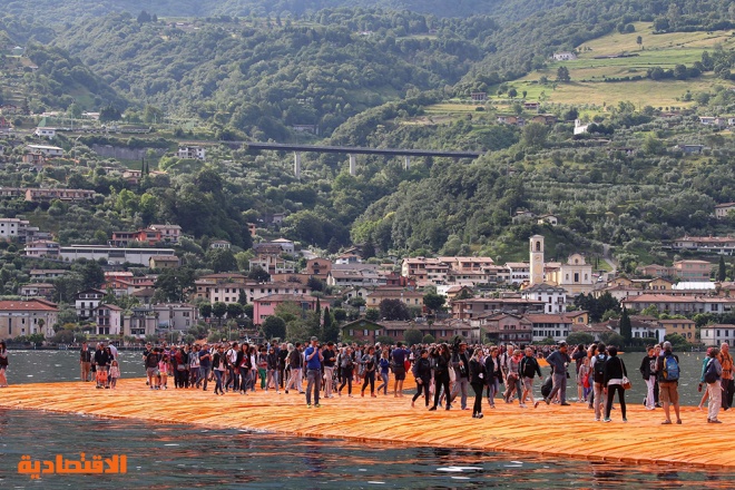 فنان ينشئ رصيفا عائما في بحيرة ايطالية