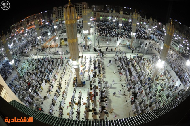 استووا " تجمع مئات الآلاف من المصلين بالمسجد النبوي