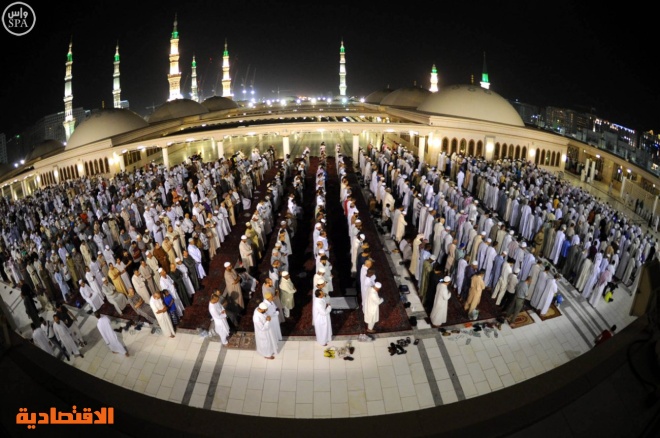 استووا " تجمع مئات الآلاف من المصلين بالمسجد النبوي