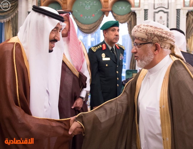 الملك يستقبل العلماء والرئيس العام لشؤون المسجد الحرام والمسجد النبوي