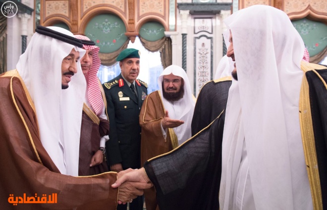 الملك يستقبل العلماء والرئيس العام لشؤون المسجد الحرام والمسجد النبوي