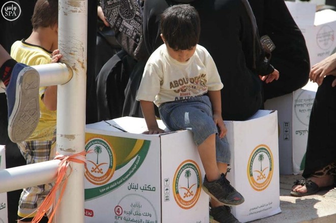 الحملة الوطنية السعودية توزع وجبات إفطار الصائم والطرود الغذائية على اللاجئين السوريين