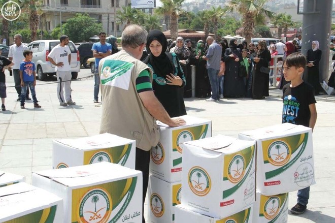الحملة الوطنية السعودية توزع وجبات إفطار الصائم والطرود الغذائية على اللاجئين السوريين