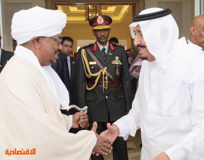 خادم الحرمين يستعرض مع الرئيس السوداني العلاقات بين البلدين