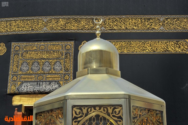 كسوة الكعبة المشرفة تتزين بالزخارف الإسلامية المطرزة بخيوط الذهب والفضة |  صحيفة الاقتصادية