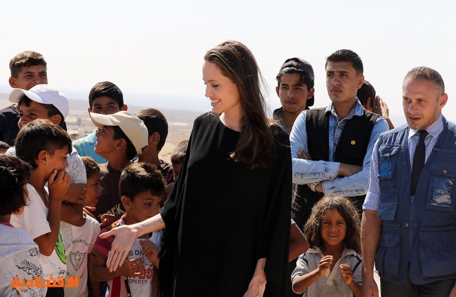أنجلينا جولي تزور مخيم الأزرق للاجئين السوريين في الأردن