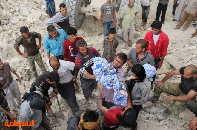 لقطات لإنقاذ رضيع من تحت الأنقاض في حلب