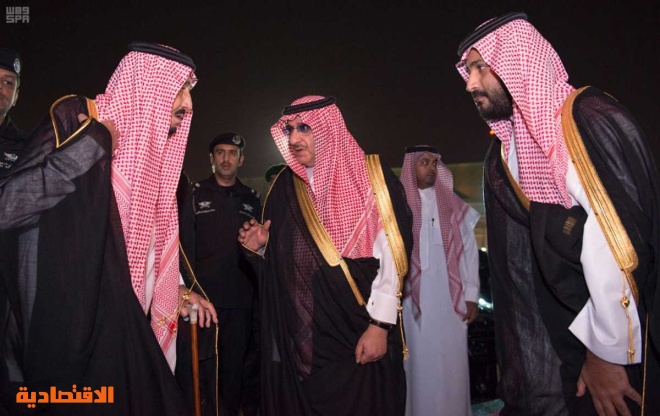 خادم الحرمين يقدم واجب العزاء في وفاة الشيخ خليفة بن حمد آل ثاني