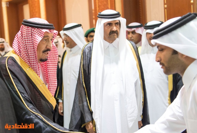 خادم الحرمين يقدم واجب العزاء في وفاة الشيخ خليفة بن حمد آل ثاني