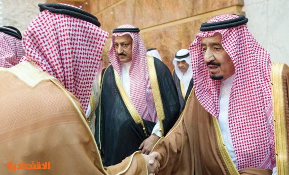 الملك يؤدي صلاة الميت على تركي بن عبد العزيز .. ويستقبل المعزين في قصره
