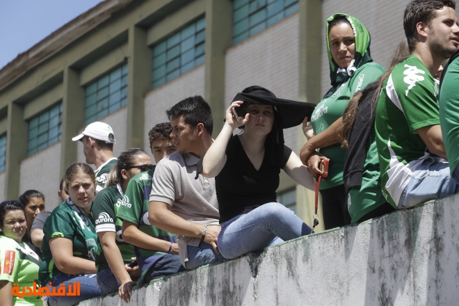 بلدة برازيلية تبكي فقدان أرواح فريق لكرة القدم منحها المجد