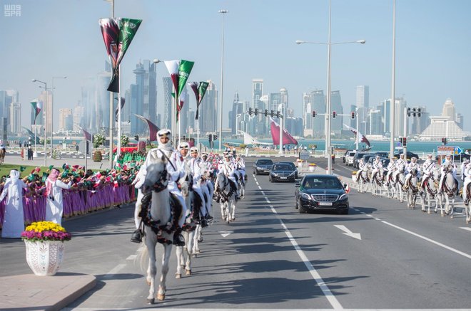 استقبال رسمي وشعبي لخادم الحرمين الشريفين لدى وصوله الدوحة