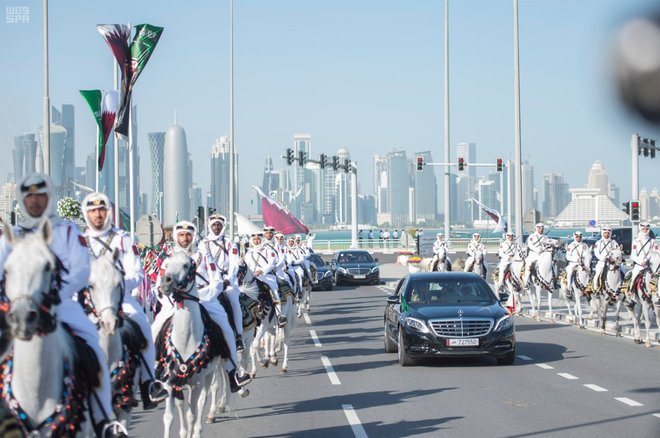 استقبال رسمي وشعبي لخادم الحرمين الشريفين لدى وصوله الدوحة