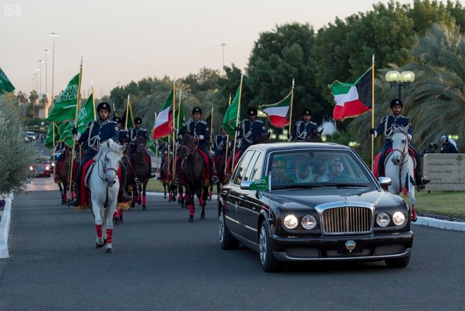 خادم الحرمين الشريفين في الكويت وسط مراسم استقبال رسمية وشعبية