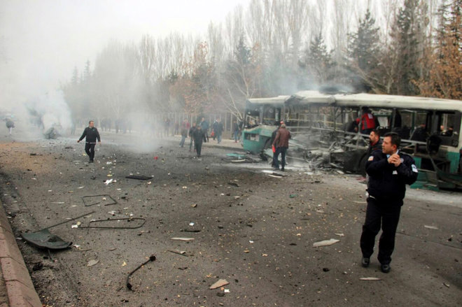 تركيا : مقتل 13 جنديا وإصابة 48 في انفجار سيارة ملغومة