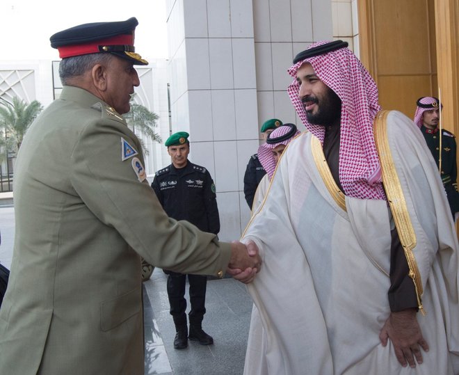 ولي ولي العهد يبحث شؤون التعاون العسكري مع قائد جيش باكستان