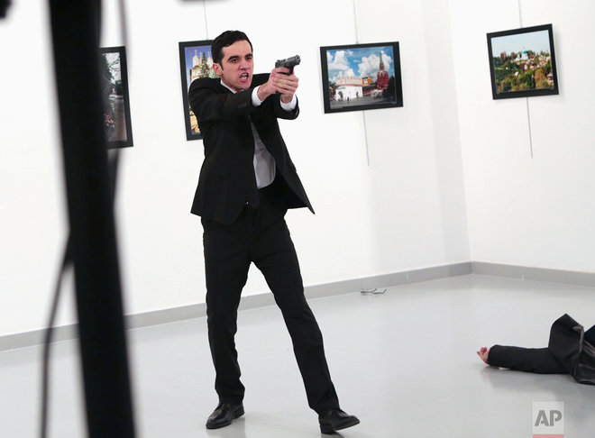 مصور اغتيال السفير الروسي بتركيا يروي "اللحظات الأخيرة"