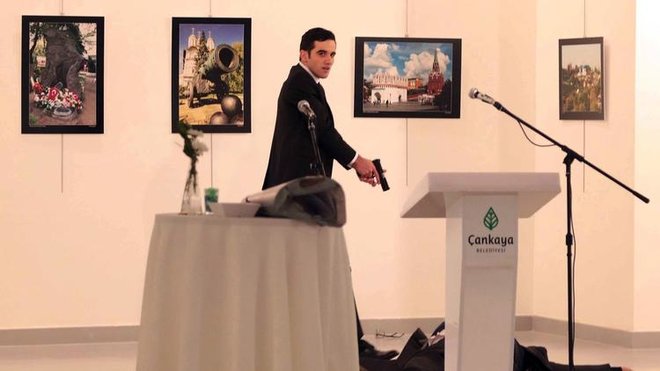 مصور اغتيال السفير الروسي بتركيا يروي "اللحظات الأخيرة"