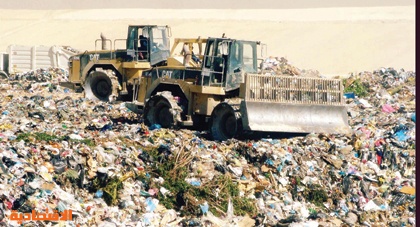 يتم دفن النفايات الآتية في مكب للنفايات. أياً منها سوف يتحلل بسرعة أكبر؟