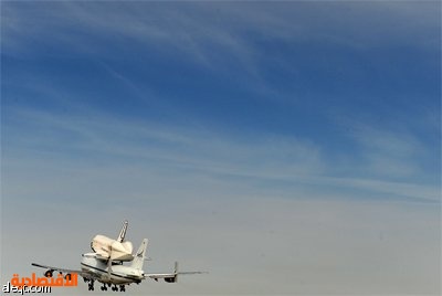 صور حمل مكوك الفضاء أتلانتس على متن طائرة تابعة لناسا
