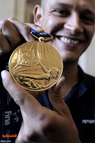 صورة للميداليات التي سوف توزع على فائزين بطولة العالم للسباحة التي ستجري في العاصمة الايطالية روما.