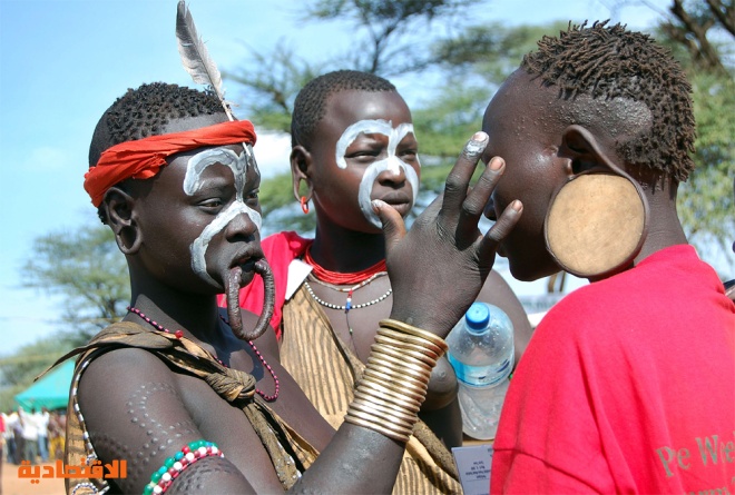 قبائل إثيوبية تستعد لاستقبال السياح في جنوب وادي نهر أومو.