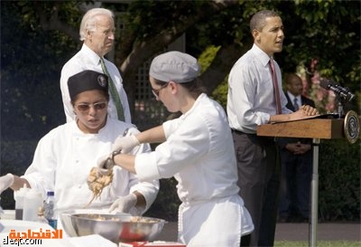 الرئيس الأمريكي باراك أوباما يشوي شريحة لحم أثناء استضافته لطلاب المدارس المحلية في الحديقة الجنوبية للبيت الأبيض في واشنطن.