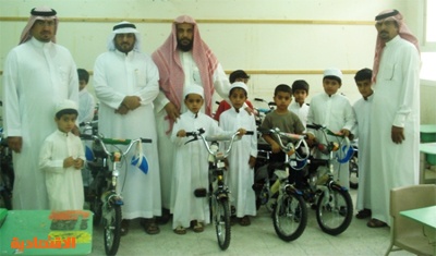 حائل : معلم متميز يمنح طلابه 24 دراجة هوائية