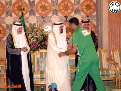 الملك عبدالله يتوج الأهلي بجائزة خادم الحرمين الشريفين للتفوق الرياضي و 4 ملايين ريال