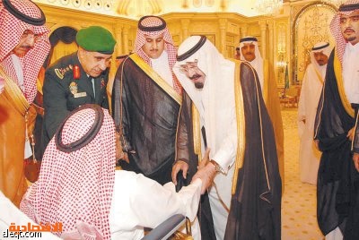 خادم الحرمين يقلد الأمير محمد بن نايف وسام الملك عبد العزيز من الطبقة الأولى