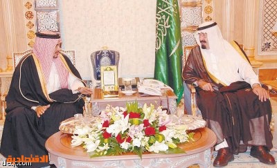 خادم الحرمين يقلد الأمير محمد بن نايف وسام الملك عبد العزيز من الطبقة الأولى