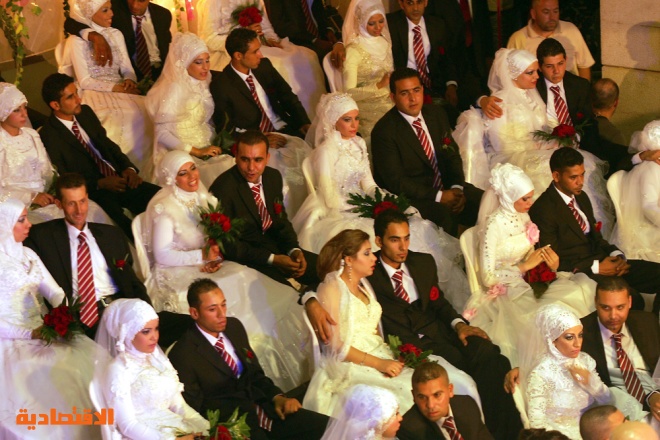مدينة صيدا تزف 63 زوجاً وزوجة في مدينة رفيق الحريري الرياضية