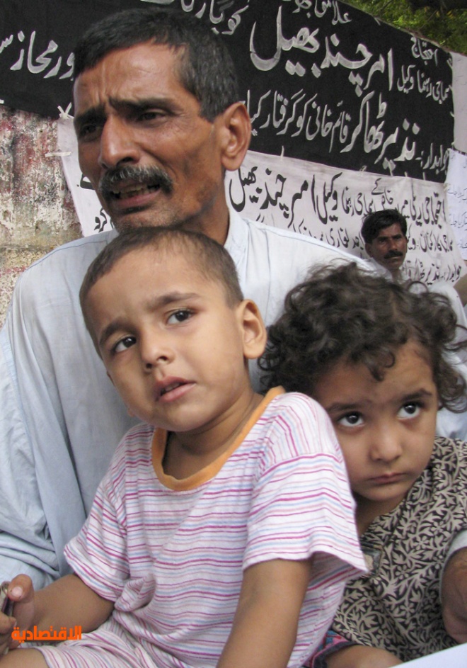 باكستاني  يعرض أولاده للبيع لعدم قدرته على إطعامهم