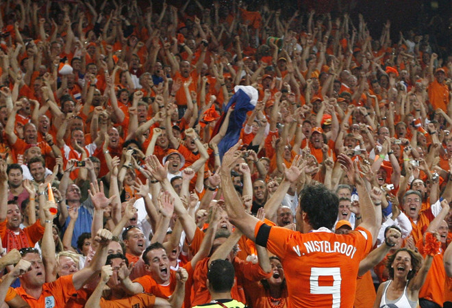 جماهير هولندا الغفيرة تساند منتخبها لكرة القدم مهما كانت الظروف حتى النهاية.