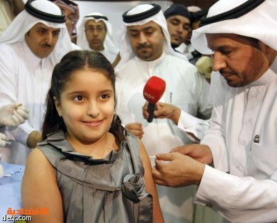 وزير الصحة يبدأ حملة التطعيم ضد أنفلونزا الخنازير بنفسه مع طفلته هناء