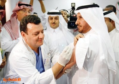 وزير الصحة يطعّم «هناء» لتطمين السعوديين.. ويبدأ الحملة بنفسه