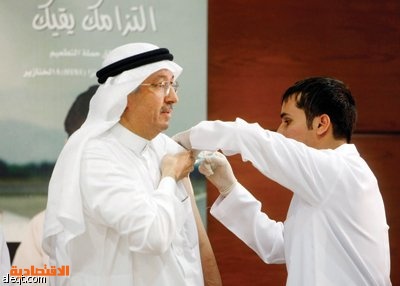 وزير الصحة يطعّم «هناء» لتطمين السعوديين.. ويبدأ الحملة بنفسه