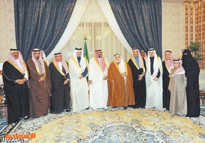 خادم الحرمين الشريفين يتسلم جائزة الملك خالد للإنجاز الوطني