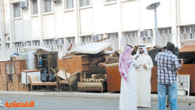 مكة: مواطن يعتصم أمام مكتب العمل مطالبا بإنهاء قضيته ضد إحدى الشركات