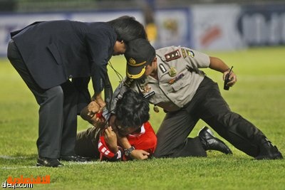 تعاطف اندونيسي مع مشجع غاضب نزل ملعب مباراة أمام عمان