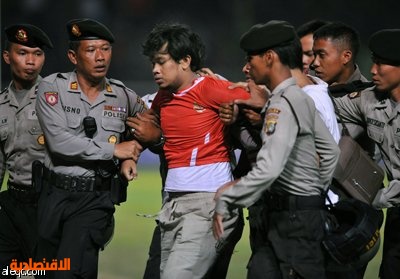 تعاطف اندونيسي مع مشجع غاضب نزل ملعب مباراة أمام عمان