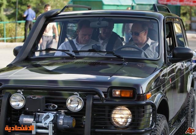 بوتين يقود سيارة لادا بمحرك ألماني