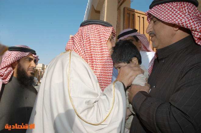 الأمير خالد بن سلطان بن عبدالعزيز يعزي ذوي الشهداء