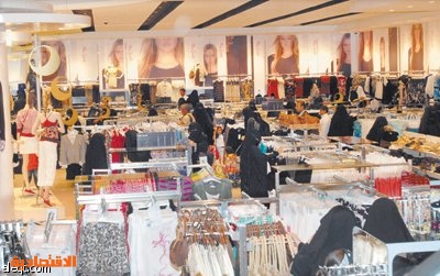 سعوديات يطالبن بمقاطعة محلات بيع الملابس الداخلية النسائية التي يبيع فيها الرجال