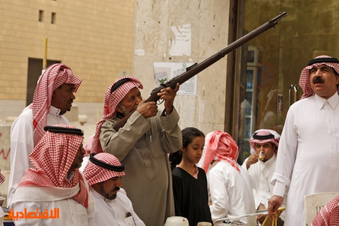 سعوديون يحضرون مزاد علني لبيع السلع المنزلية في العاصمة الرياض.