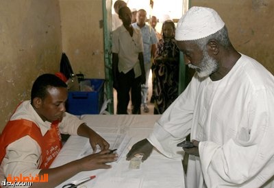 فتح مراكز الاقتراع في أول انتخابات تعددية منذ ربع قرن في السودان